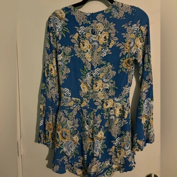 NWOT Design Lab short romper ruffle shorts and bell sleeve. Back zipper sz Small - Picture 5 of 6